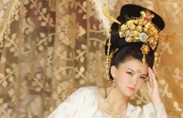 公元698年，太平公主在一个夜晚宠幸了四名男子，到了第二天清早，丫鬟们低着头去整