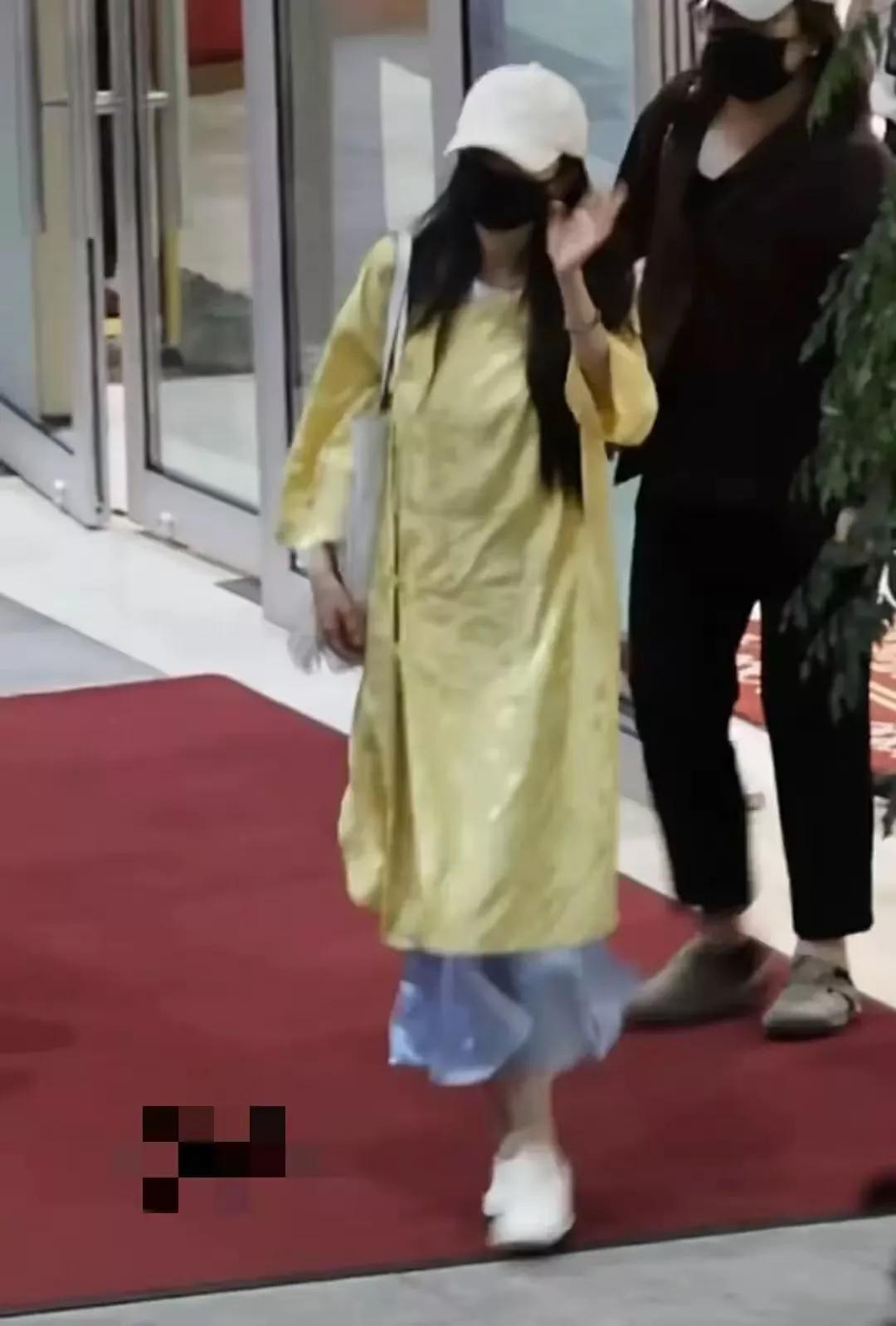 杨幂身着黄色新中式长衫，搭配蓝色半身裙，夏日氛围感拉满
杨幂上身的新中式长衫采用