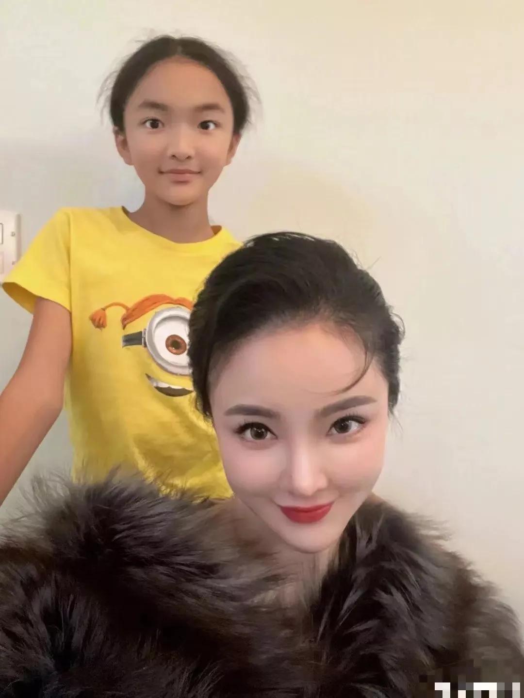 刘雨欣用女儿证明，自己没有整过容！
女儿的长相，和刘雨欣有90%的相似度。
简直