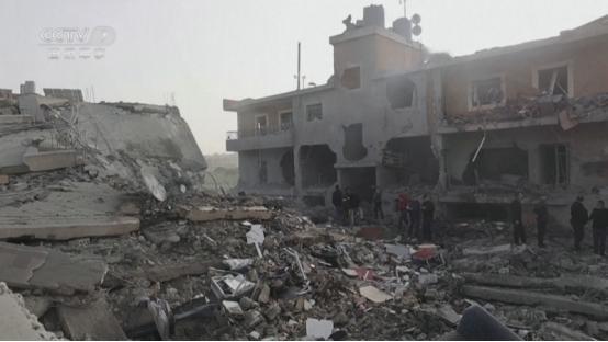 当地时间4月30号，黎以边境又不消停了，又是火箭弹又是无人机，好几辆车被火箭弹砸