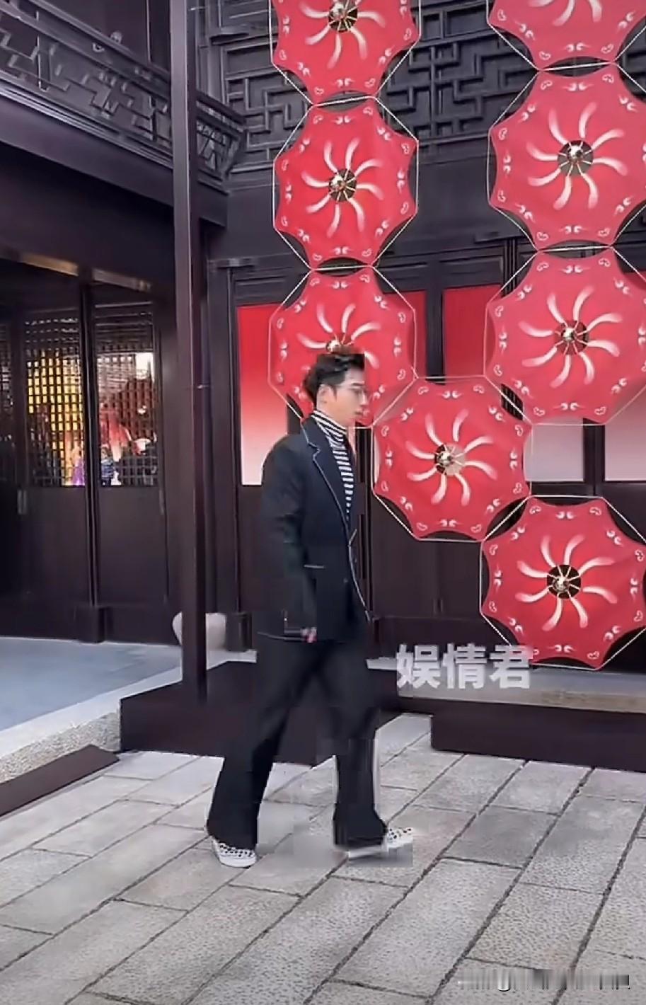 不明白窦骁和何超莲在硬撑什么？

两个人刚结婚没多久，也没商业上的共同利益，也没