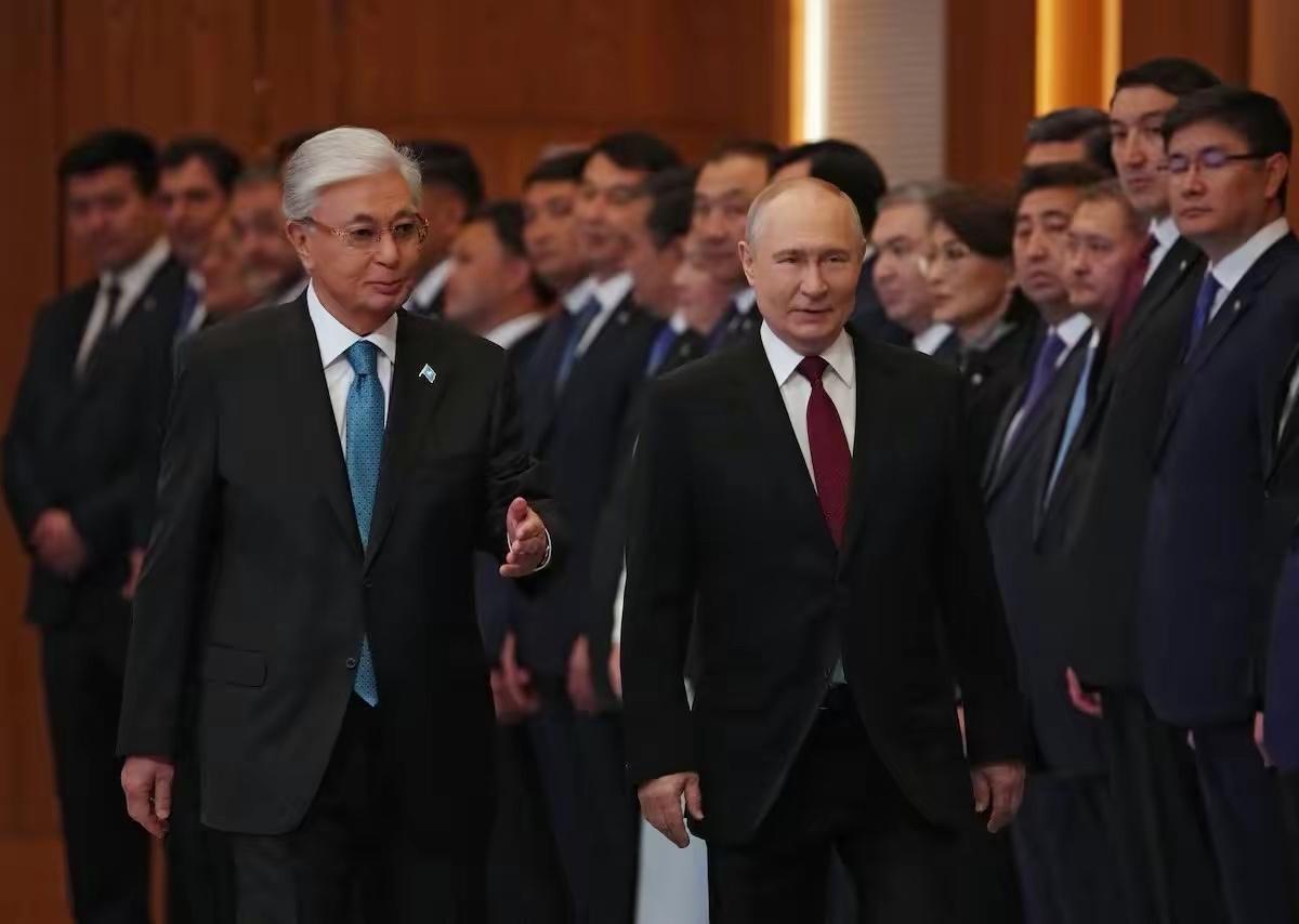 卖了一辈子油的俄罗斯，居然要找哈萨克斯坦买5万吨92号汽油了。路透社6月24日刚