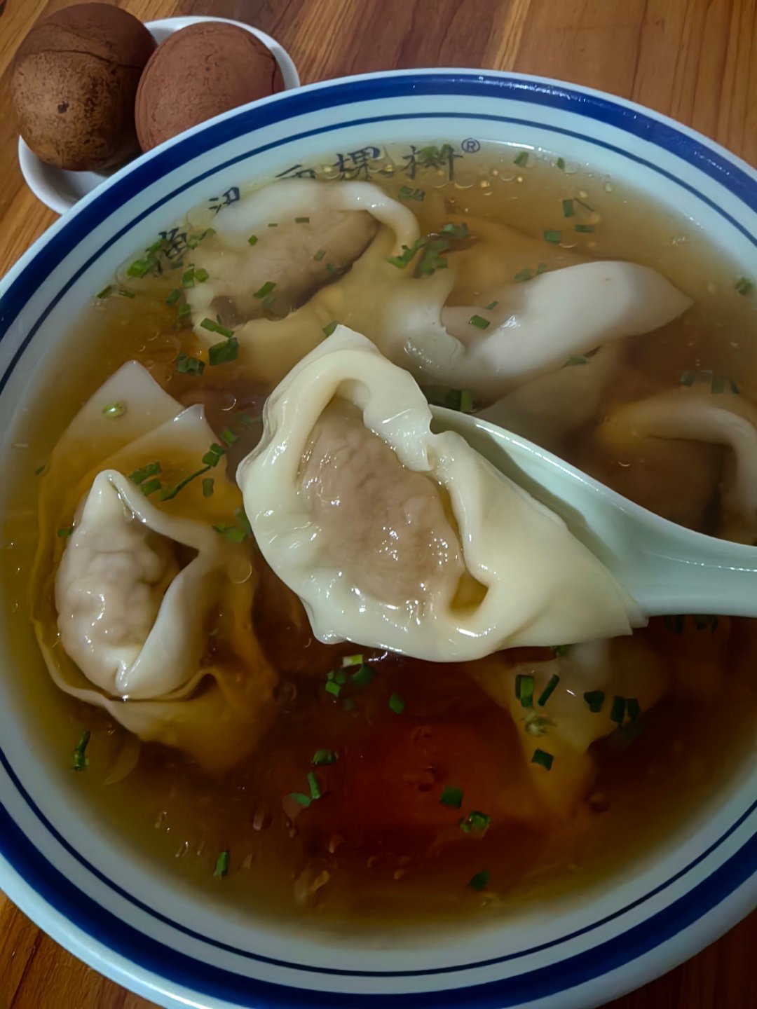 *在路上*笋干肉的包袱饺，咋每个皮都破了呢！味道不错哟，尤其在雨中，热热乎乎..