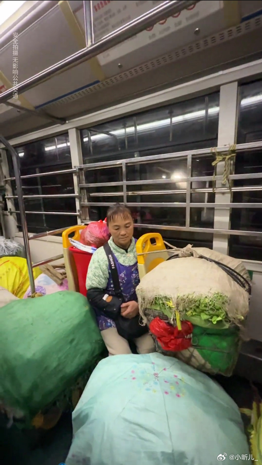 吴克群手写奖状被印上奶茶小票吴克群真的太接地气！贵阳主持蔬菜拍卖卖3万斤菜，济南