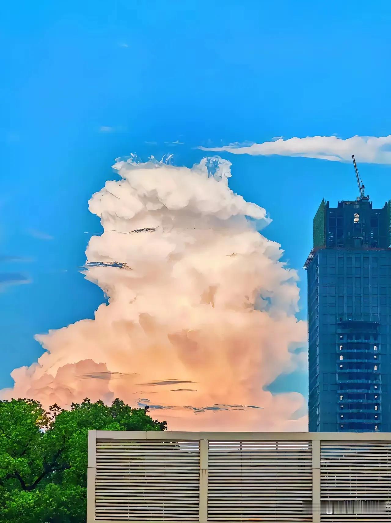 城市与天空的奇妙相遇，云朵仿佛在建筑间舞蹈