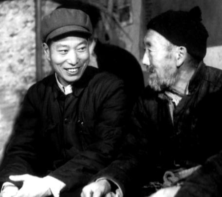 兰考的四个农民长途跋涉，去往新安监狱探监。监管人员问：“你们来看谁？有什么亲属关