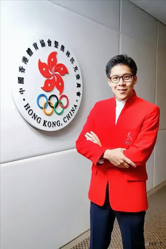 霍启刚在政坛混得如鱼得水！
他的头衔无数：
1、 现任第十四届全国人大代表
2、