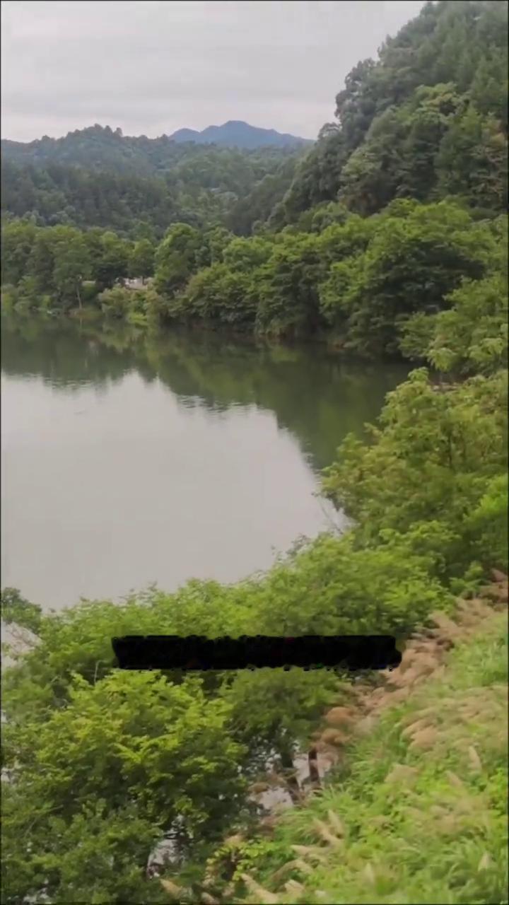 月亮湾的风景美如画。
大家好，我是陈国新，68岁退休医生。2026年6月16日，