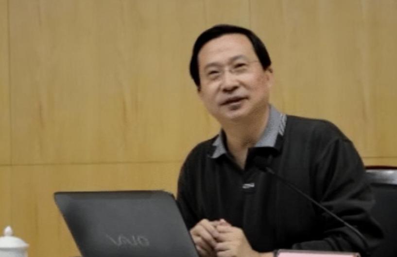 2011年，主动撤销绿卡的饶毅回到中国后，参加了中国院士竞选，第一轮惨遭淘汰的他