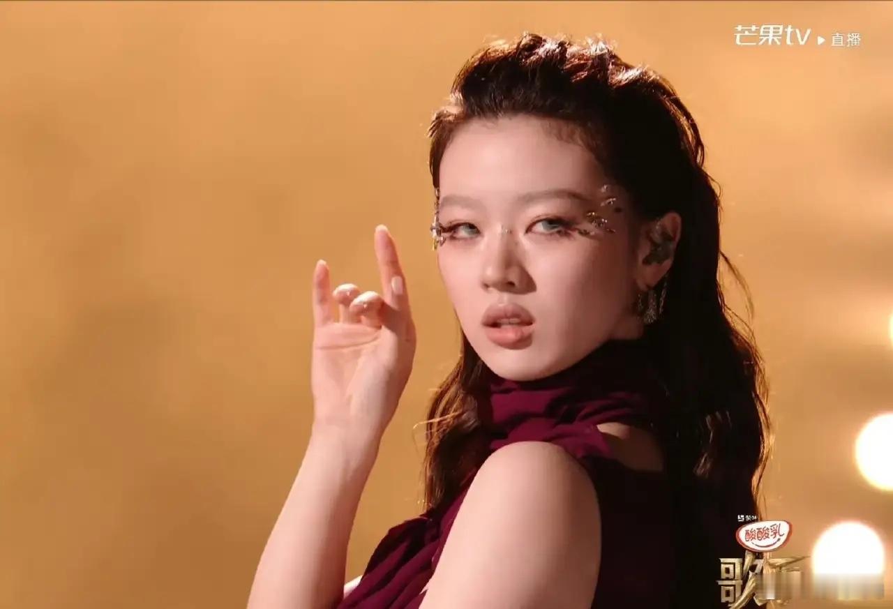 听到单依纯要唱《舞娘》，我本是满心期待，但看来我的准备还是不够充分啊。蔡依林唱《