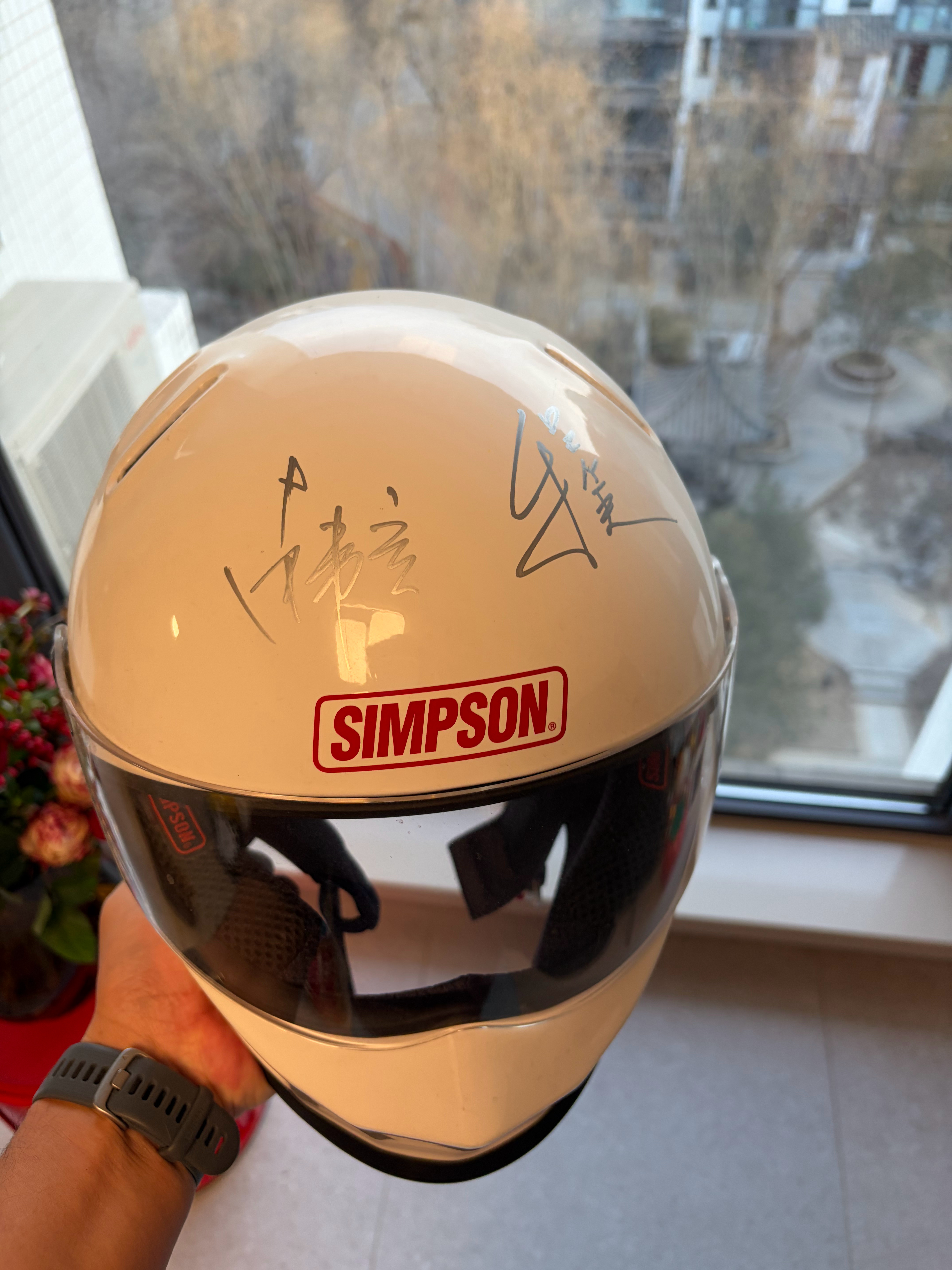 没时间去看韩寒的新电影了，给大家抽个头盔吧，韩寒亲笔签名，另一个是程从夫，都是大