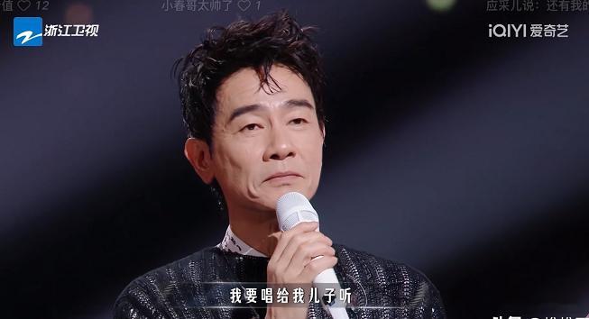 主持人问陈小春：“你改编的《badboy》是写给谁听的？”前一秒还手舞足蹈、痞气
