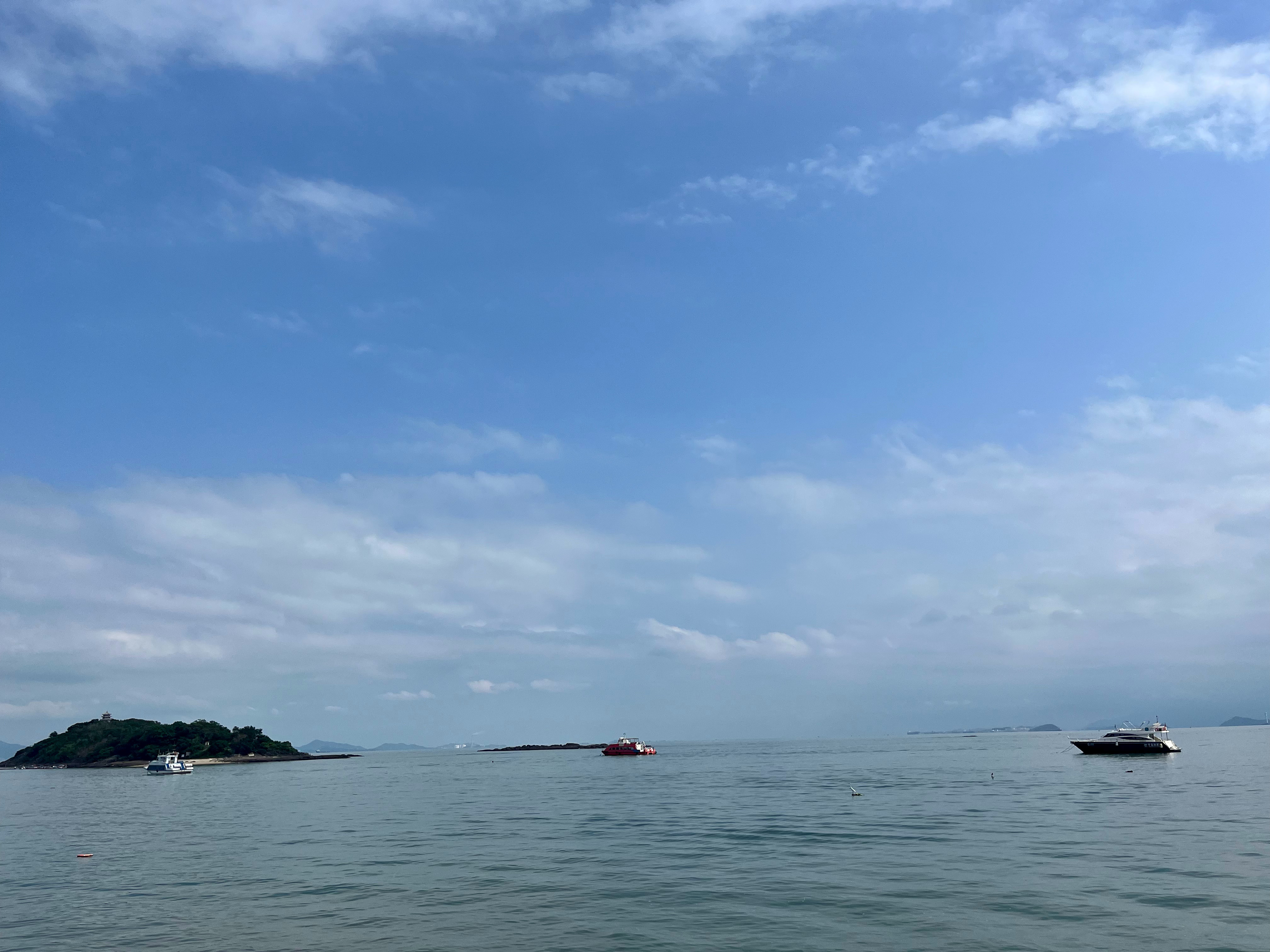 假期第一天，海边人不多，但是很晒🌞 