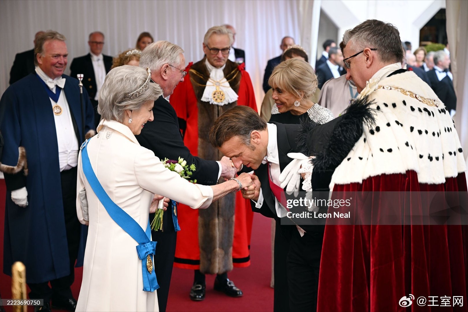 英国王室 🇬🇧🇫🇷小马哥感觉又要被老婆扇耳光啦[允悲][允悲][允悲]世