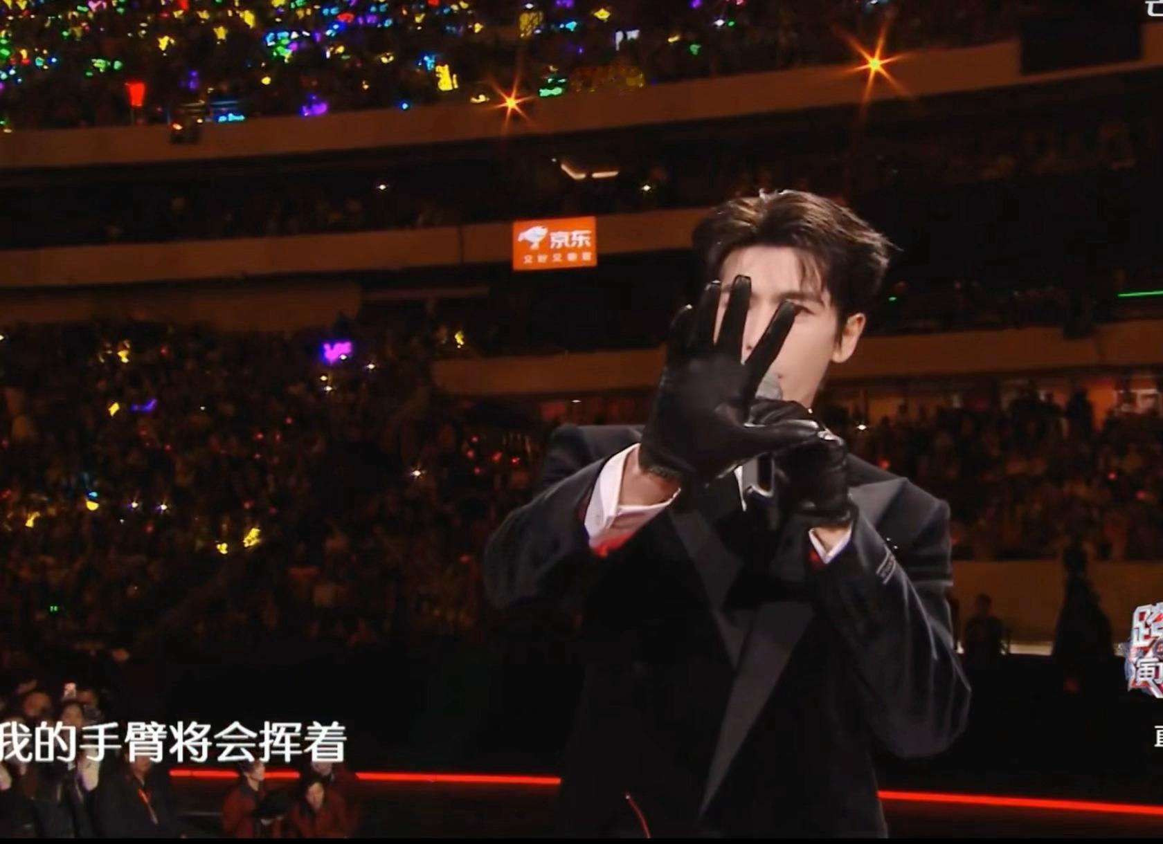 好喜欢这段～镜头拉近的时候，张凌赫也在走过来