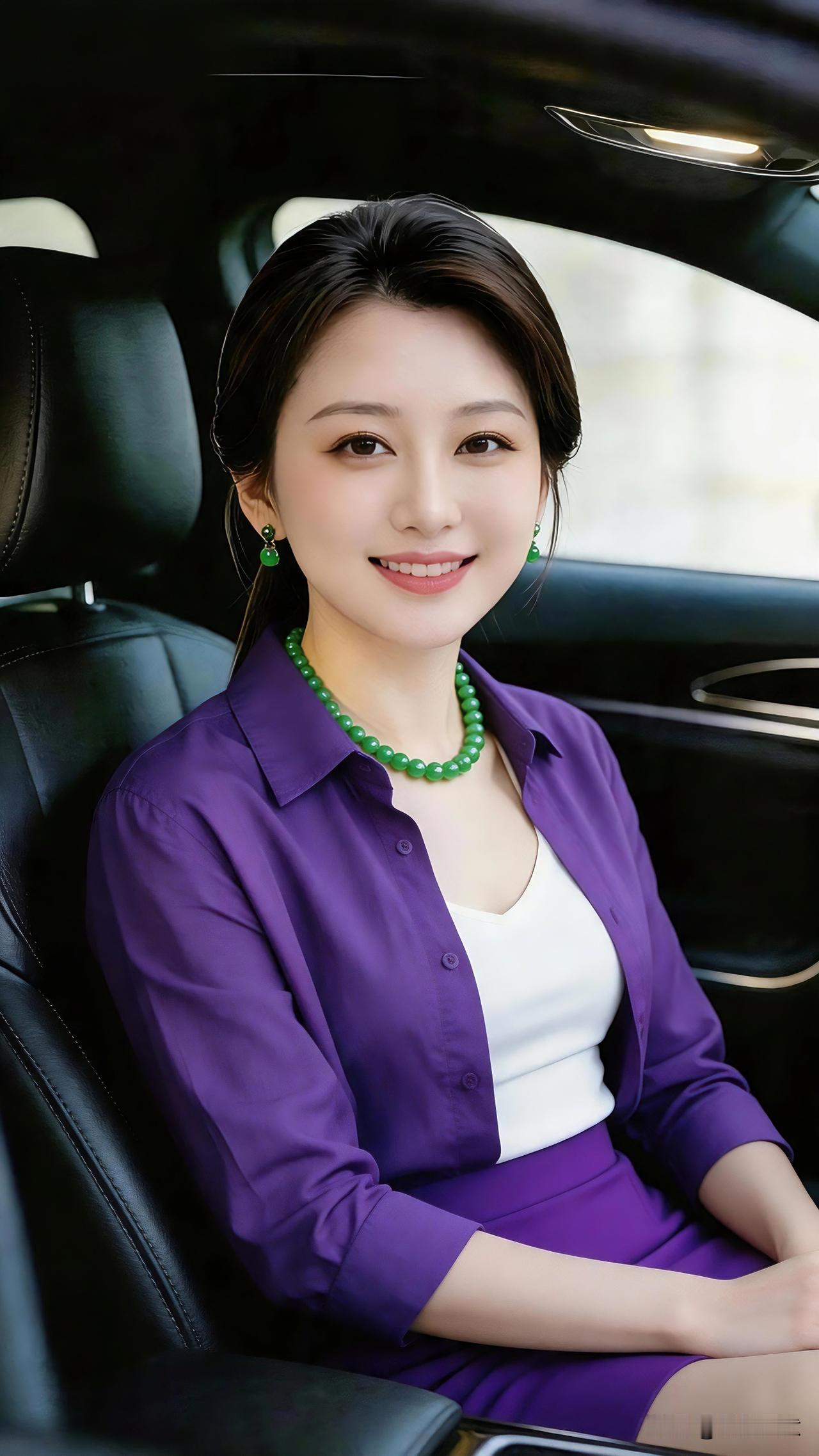 今天坐在车内，静享一份从容惬意的时光。一身雅致紫色穿搭，衬出温婉大气的独特气质，