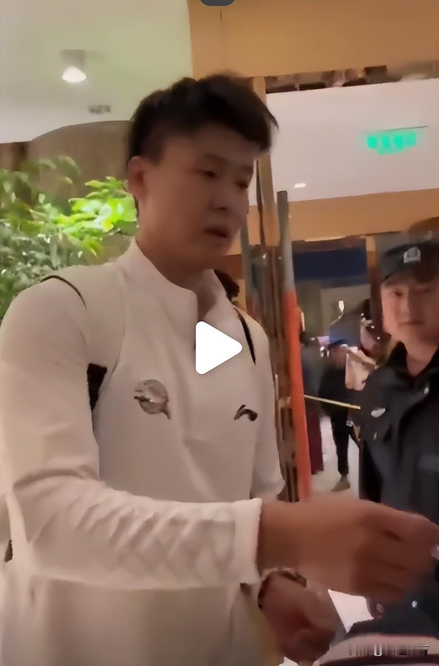 不是，这是有多大的怨气啊？赵睿：广东的不签！

事情是这样的，有球迷拿着球衣去给