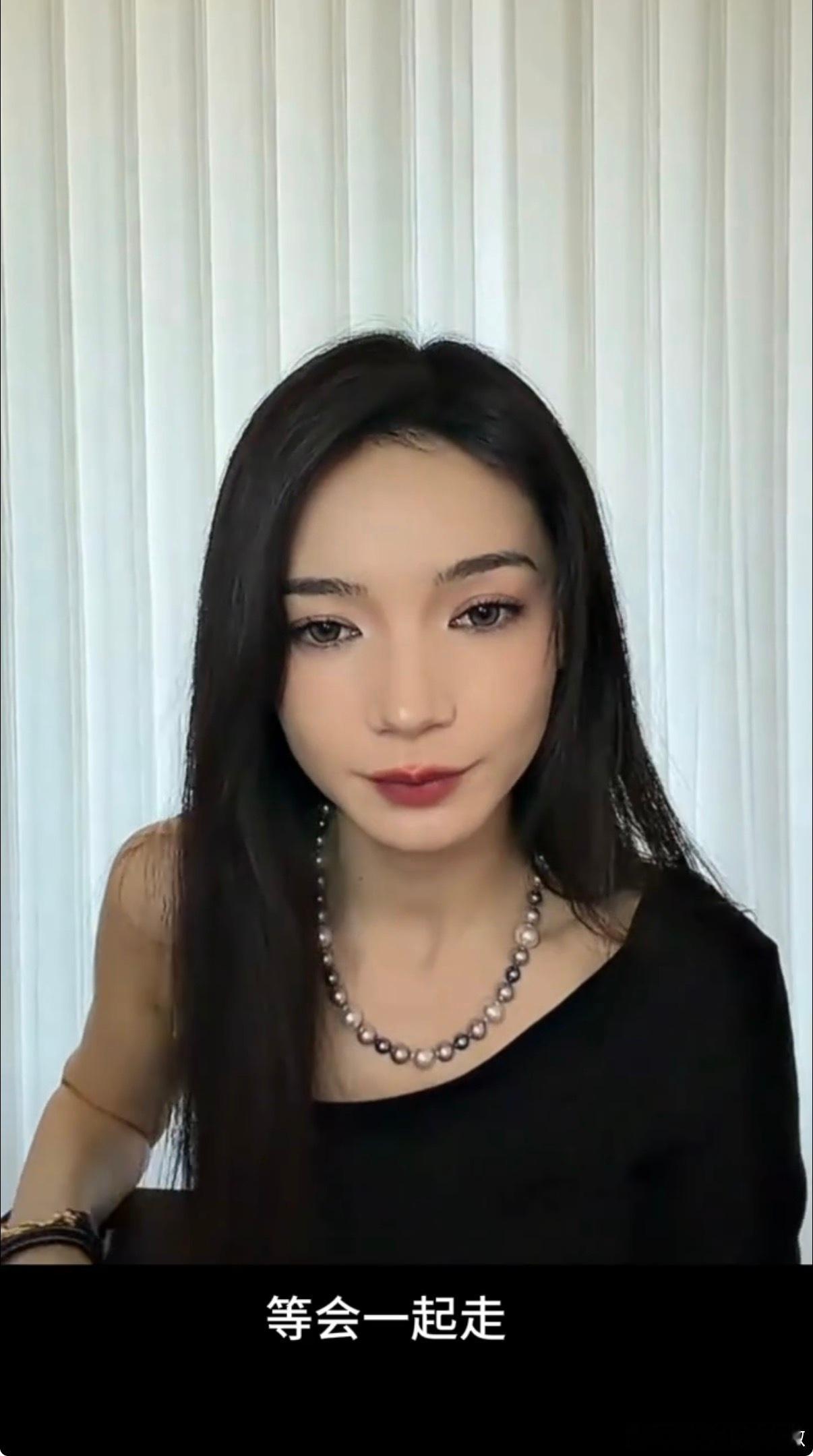 代斯说想和何宣林组队 谁能拒绝美女组队！代斯一心敲定何宣林当队友，打算演绎氛围感