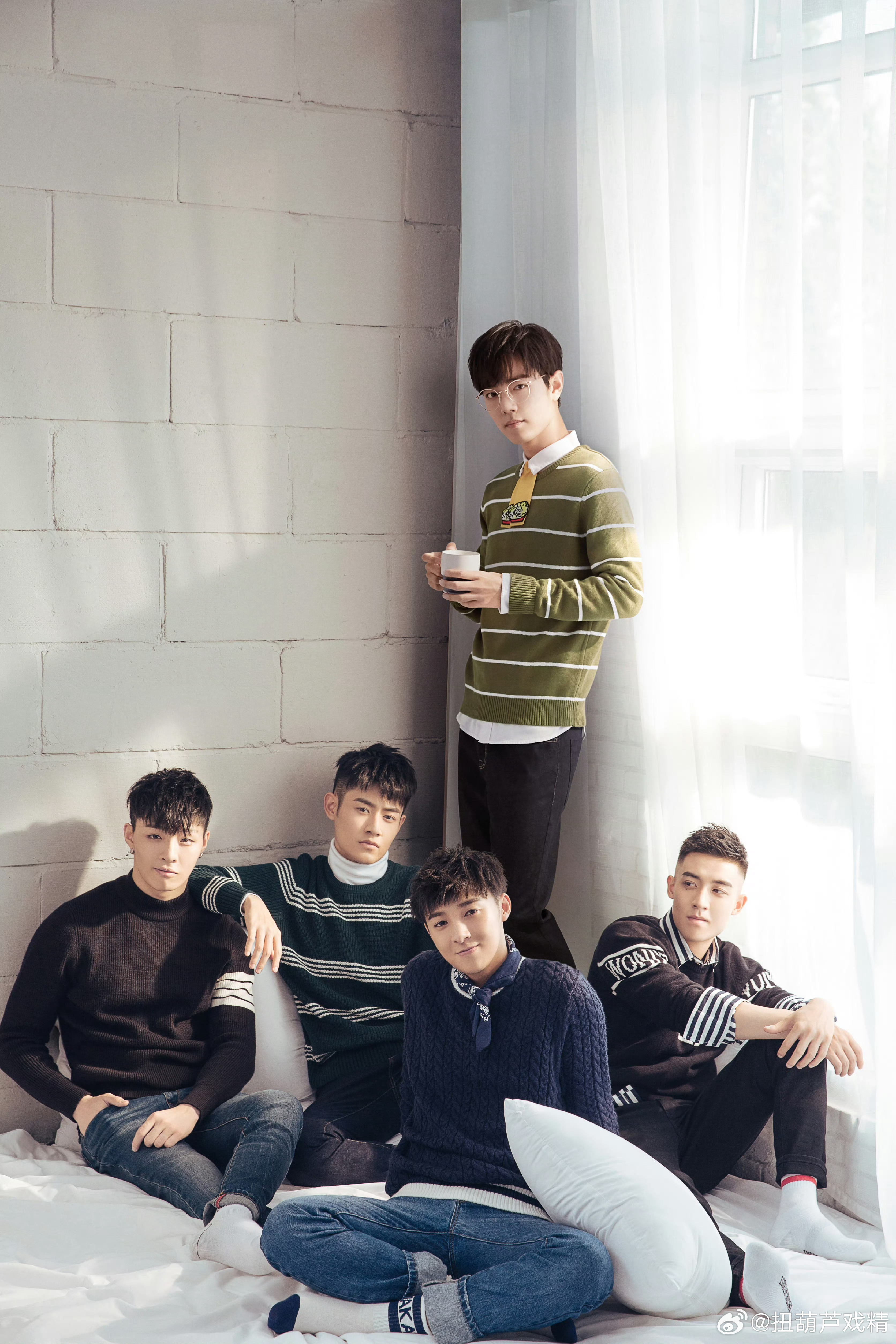 上面是个大美人，下面几头也略有人形 