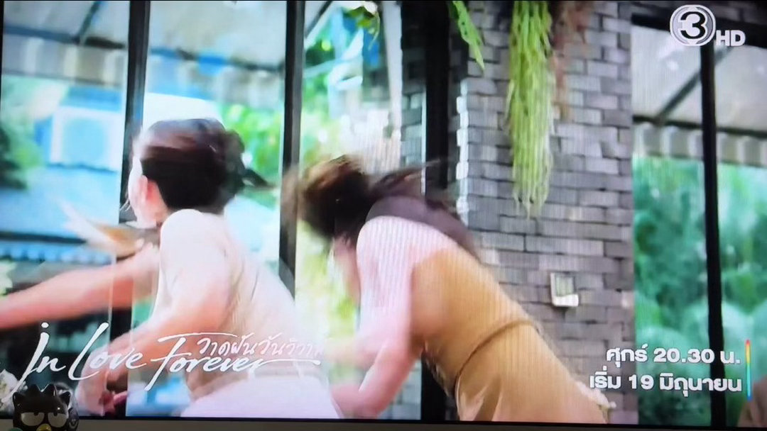 ：“妈妈打女儿的头这一幕真的太好笑了😂😂😂😂😂😂😂” 