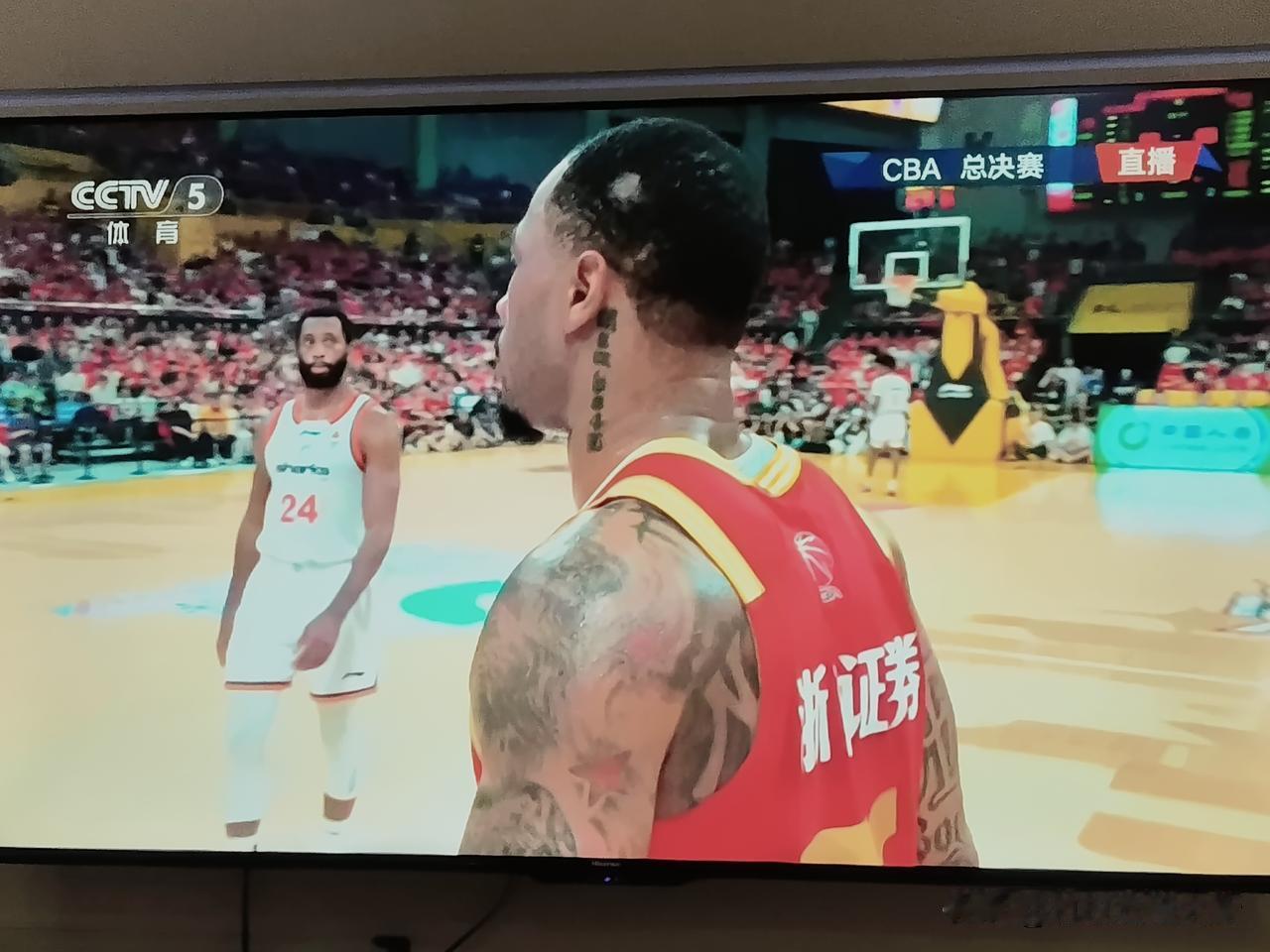 CBA总决赛第四场，上海浙江还真敢这么打，锅都让一个人背了。
前天上海客场赢浙江