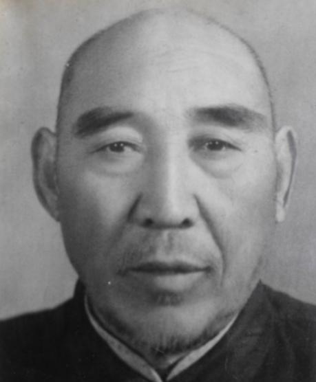 1936年，武术家寇运兴在德国柏林表演时，被一名芬兰拳击手挑衅，对方扬言：“要么