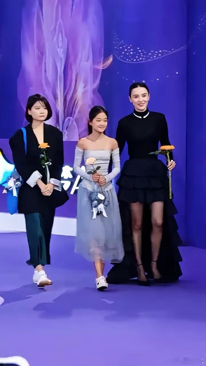 梅婷这次的操作，给明星妈妈提了个醒。孩子再爱美，也不能让12岁的孩子穿成大人样，
