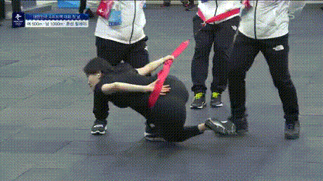 旁边两个人是干什么的