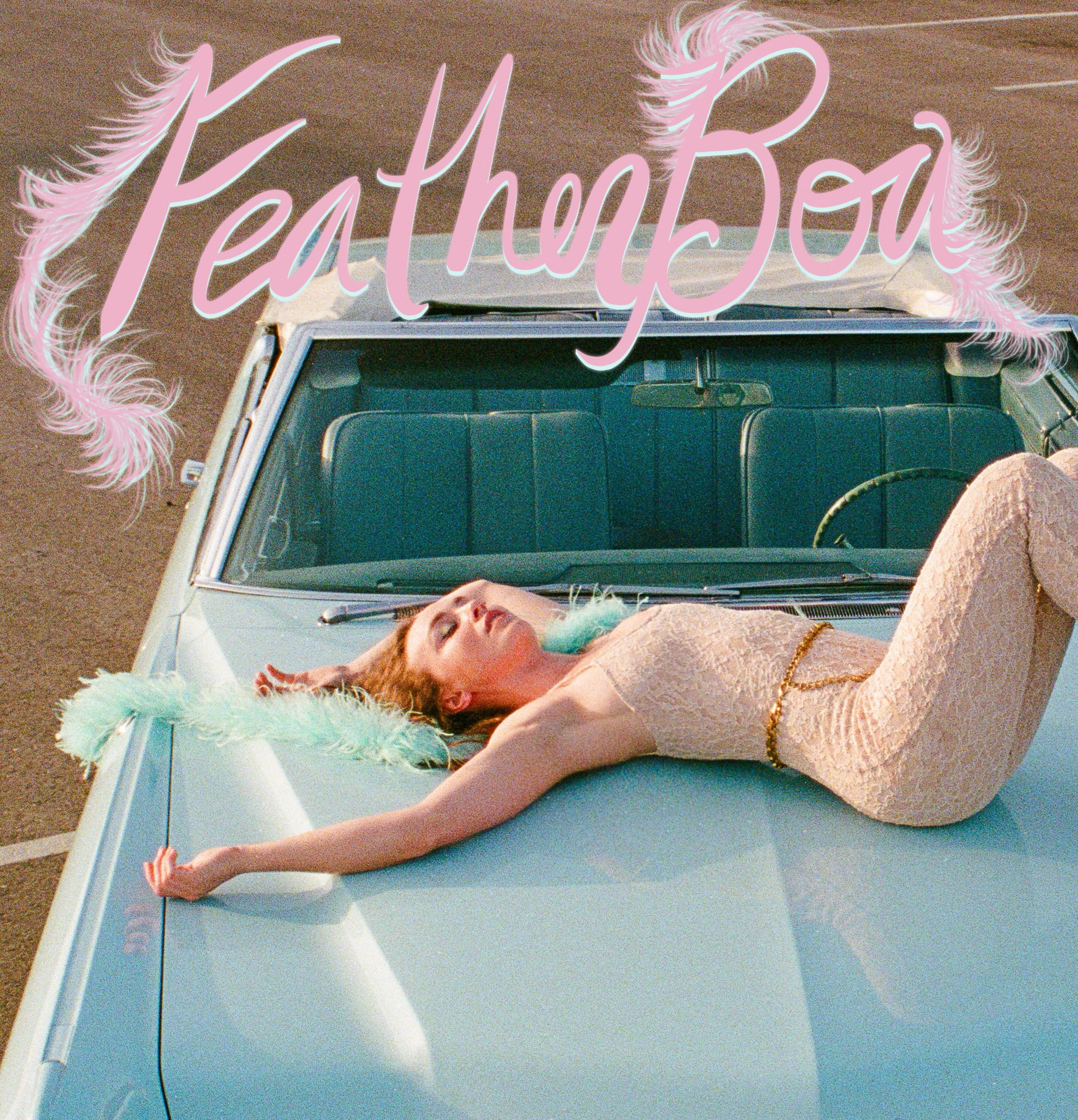 Zella Day 宣布新单曲「FEATHER BOA」今天正午11点正式发布：