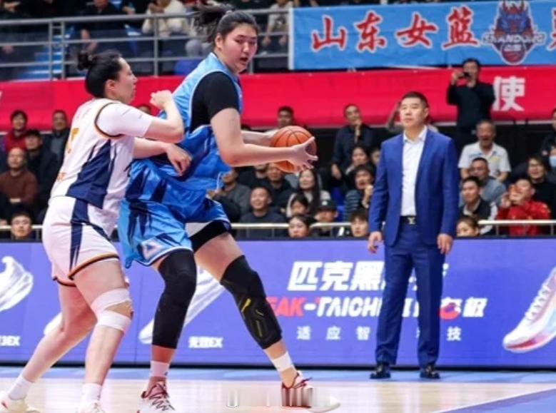 张子宇这个制高点在篮下，对手直接放弃了内线进攻，果断地投三分。因为投得果断和坚决