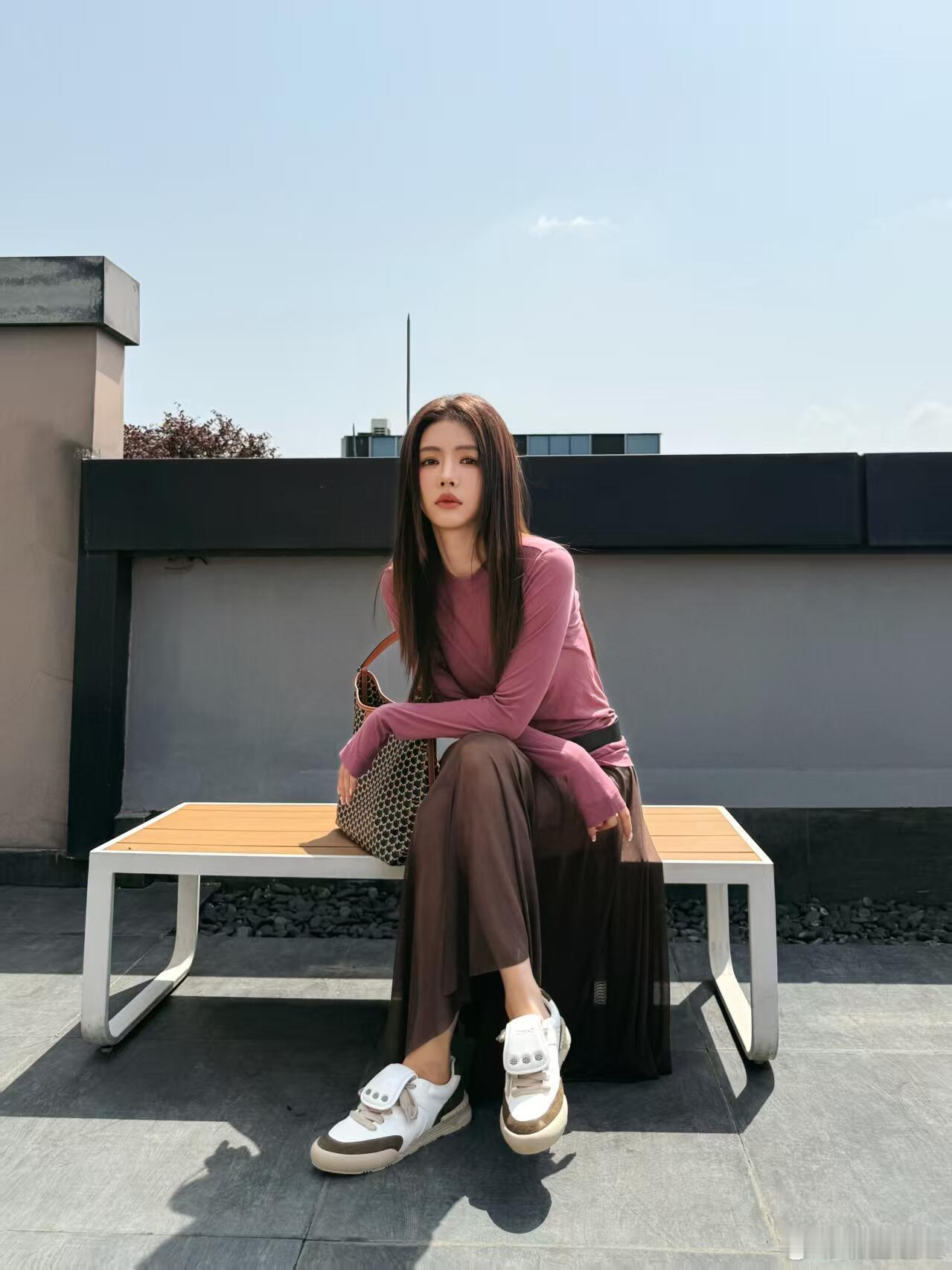 蔡文静风格大赏树莓红 蔡文静树莓红私服：解锁秋冬高级感穿搭的「色彩密码」当秋冬的