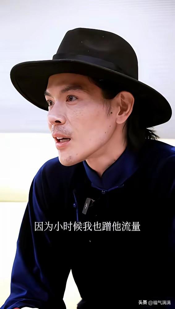 向佐以前拍电影，
票房过亿都算扑街。
现在拍短剧，三个月回款700万，按电影票价