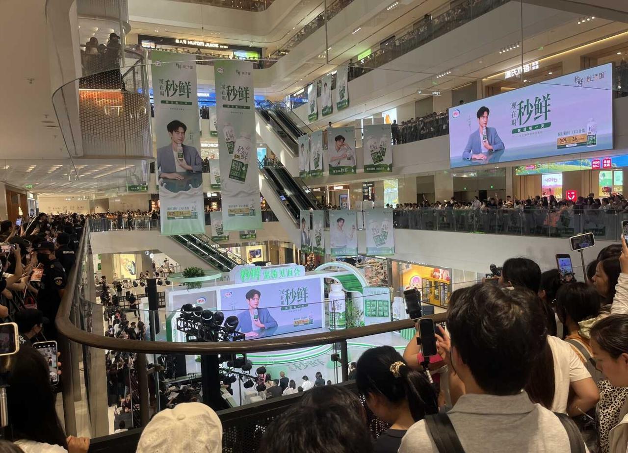 直击现场，好像还有10分钟就出来了
武汉亲橙万象汇 李现