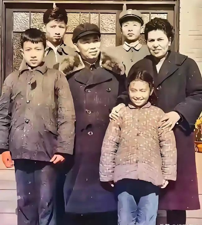 60年代开国上将刘亚楼全家福，身旁妻子为俄罗斯籍中俄混血爱人 