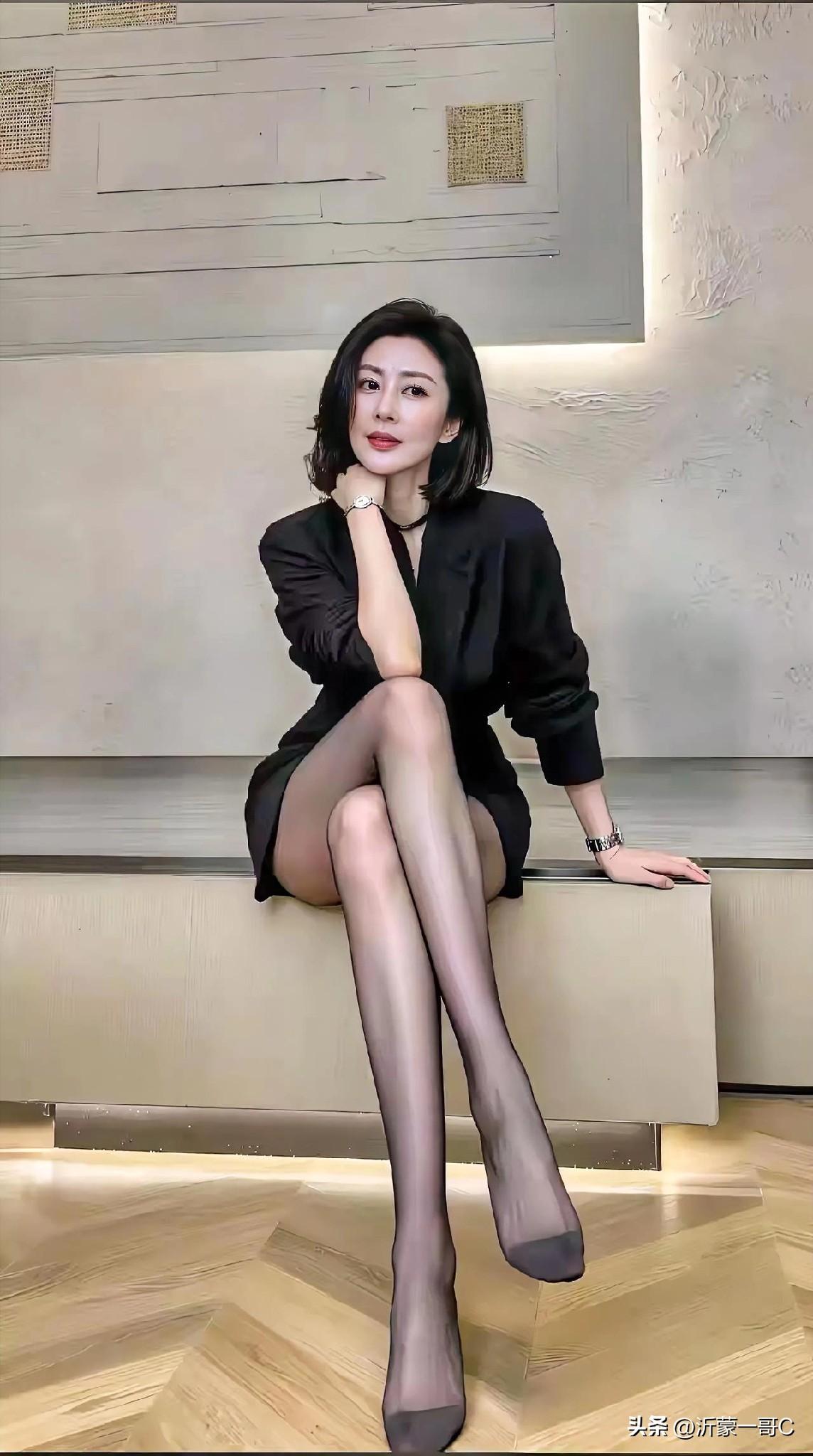 春日生活打卡季这美女太美了！就是骨感美女，一袭黑衣让人陶醉，透明黑丝袜显得大腿修