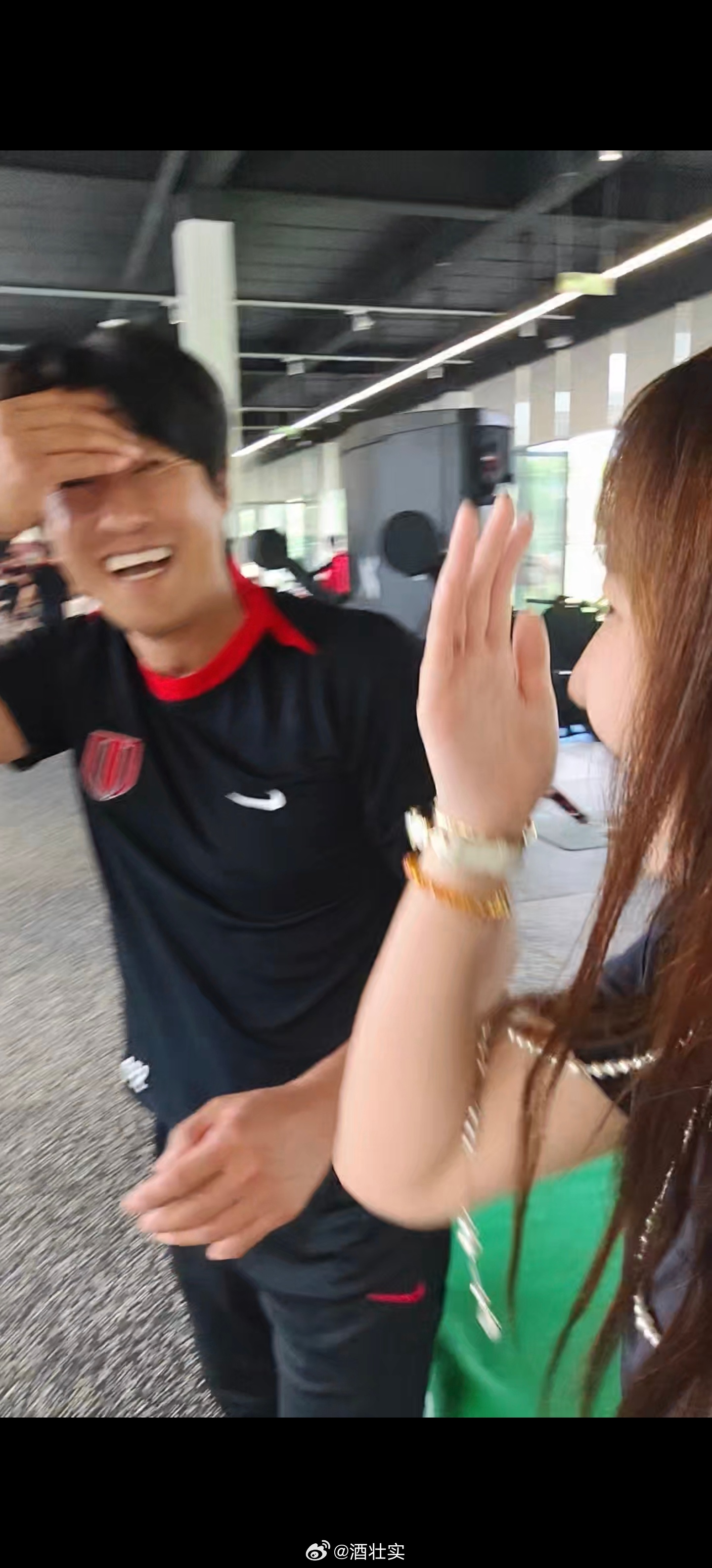 刚找不到洗手间了……转了一圈逮住徐正源指导问洗手间在哪[老师好]笑晕，他甚至已经