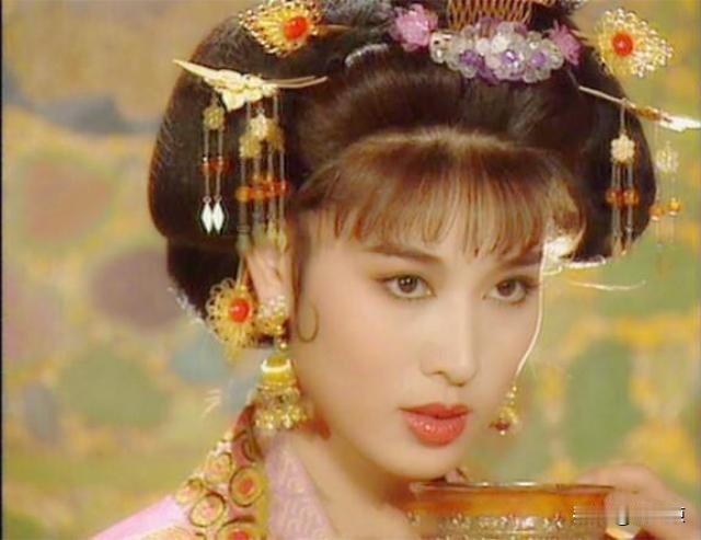 [微笑]贞观十一年，年仅14岁的武媚娘进入了皇宫中，可是唐太宗却对她不感兴趣，将