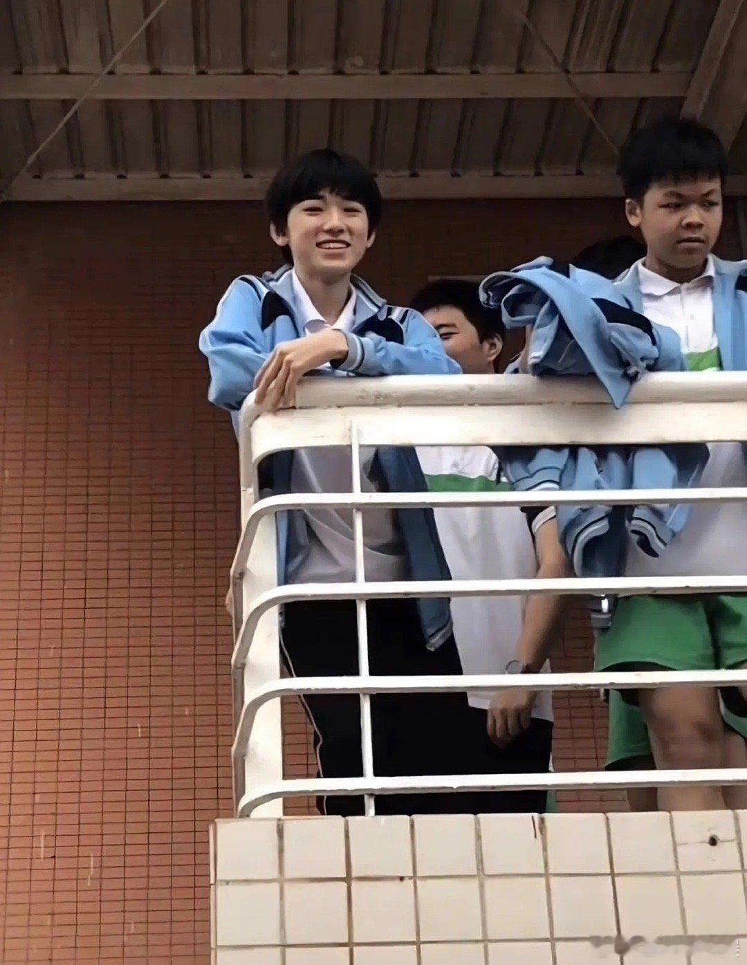 宋亚轩中学时期合照看得出来咱小宋以前的异性缘可是相当好啊，太吃香了，也是从小萌到