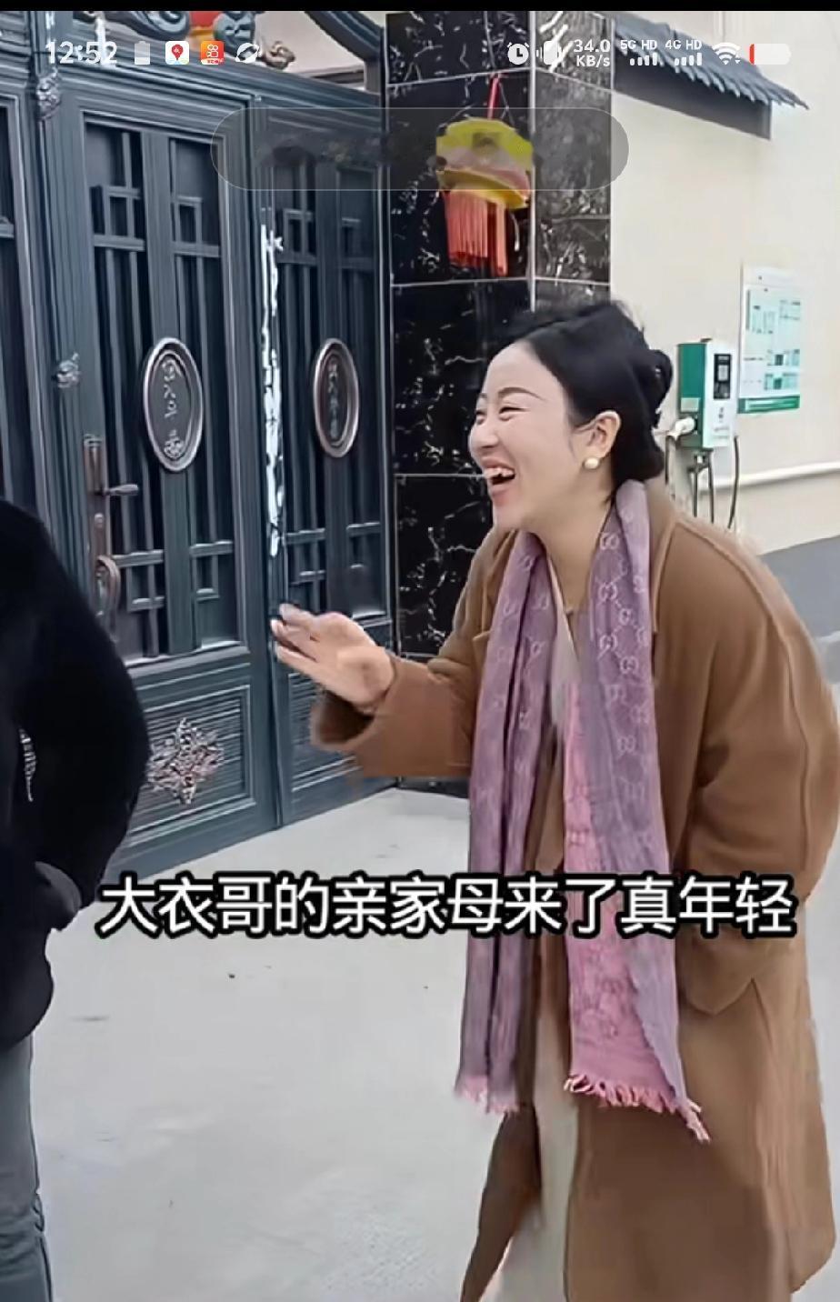 大衣哥的亲家母，即朱小伟的丈母娘，和朱小伟的媳妇长得极为相像，娘俩脸型如出一辙。