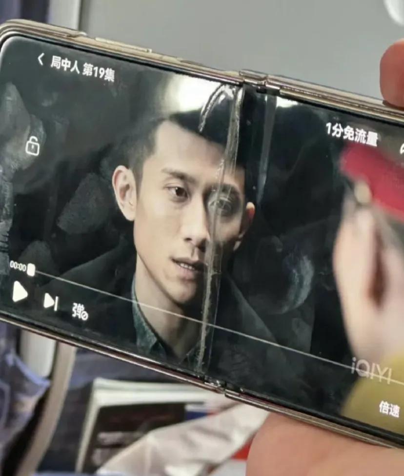 劝退了，到底谁在用折叠屏???
这应该是老机型了，现在的小折叠应该不会这么明显吧