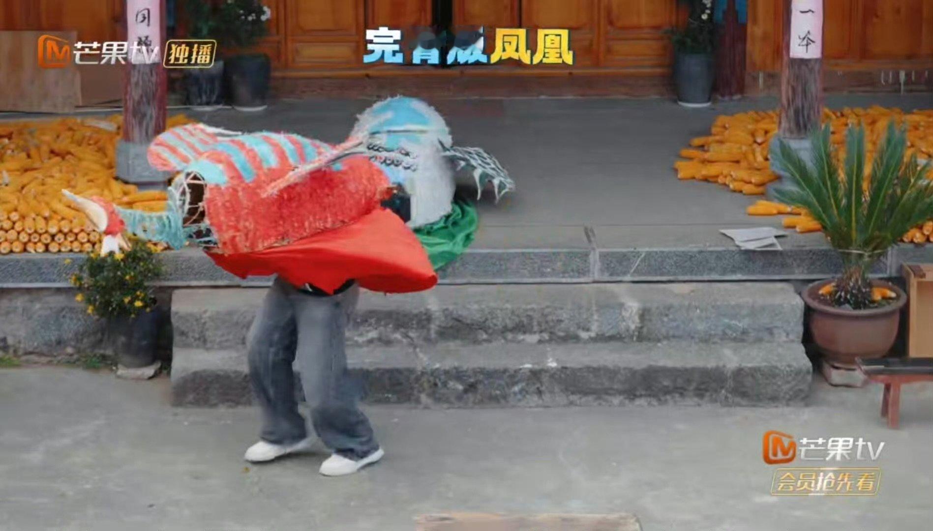 张远铁颈铮铮的腿长凤凰一枚张远这慵懒落枕风的造型，谁能想到是腿长玉米八的神兽啊！