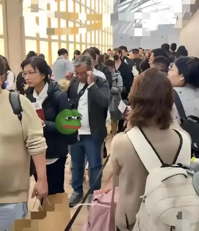 日本机场里，挤满了想要回中国的人。有人说：“再不回，就想想1937 - 12 -