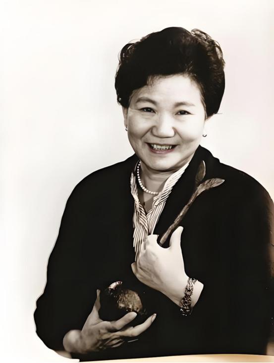 1964年，小叔子盛弘对赵丽蓉说：“嫂子，我哥走3年了，咱俩一起过吧！”赵丽蓉严