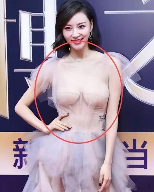 有个很奇怪的事情女人的胸部是隐私部位，陌生人看不得，更摸不得，那不是应该好好的藏