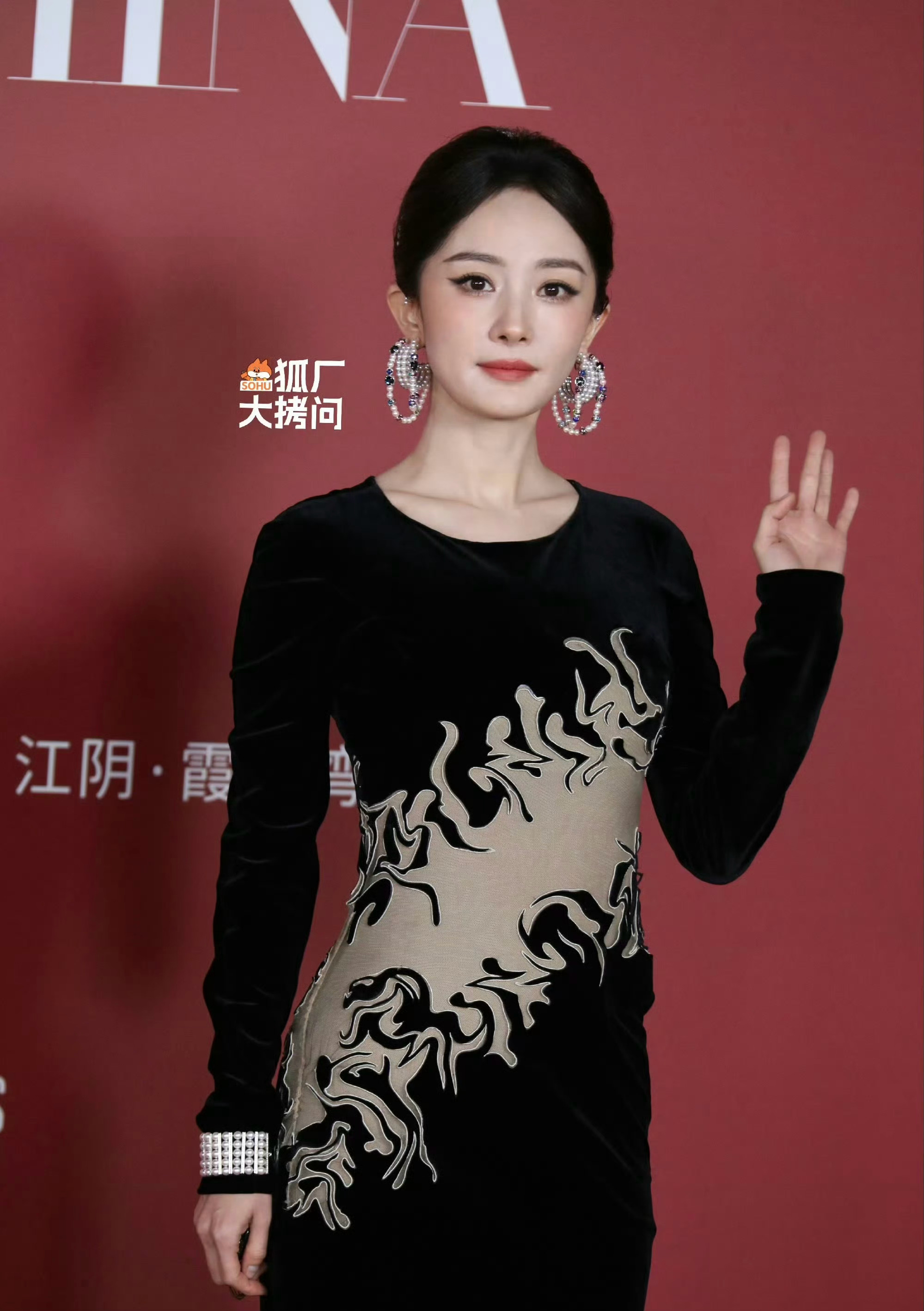 杨幂这个造型是不是有点像赵丽颖？[柯基][柯基][柯基]杨幂压轴芭莎晚宴 ​​​