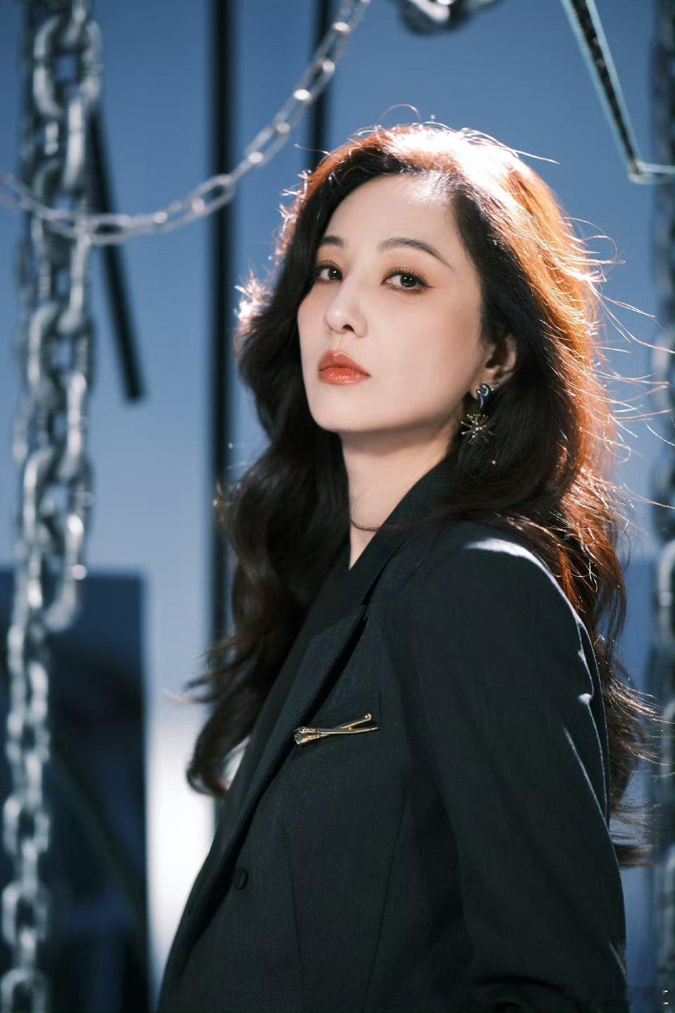 郑希怡西装界最严厉的母亲 被郑希怡帅晕了，西装造型干练凌厉，眼神戏超有张力，老公