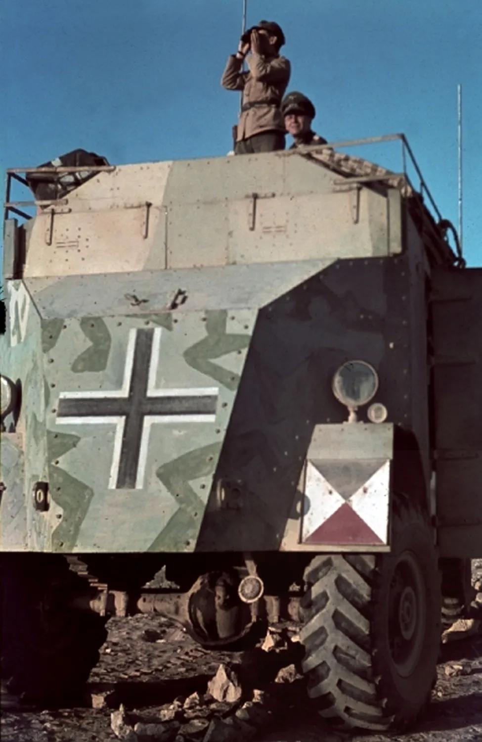 隆美尔站在缴获的英国装甲运兵车顶
拍摄于突尼斯1941年