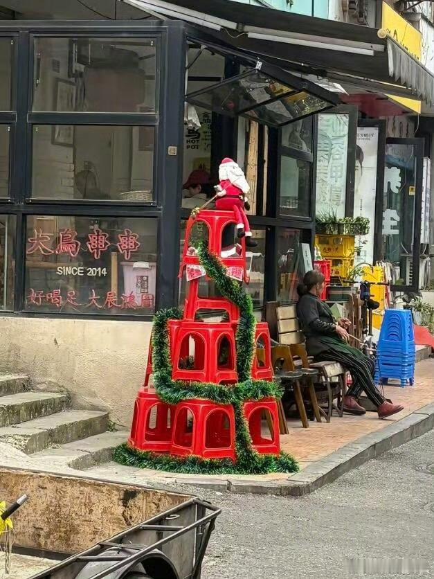 哈哈哈哈哈四川人民有自己的圣诞树 