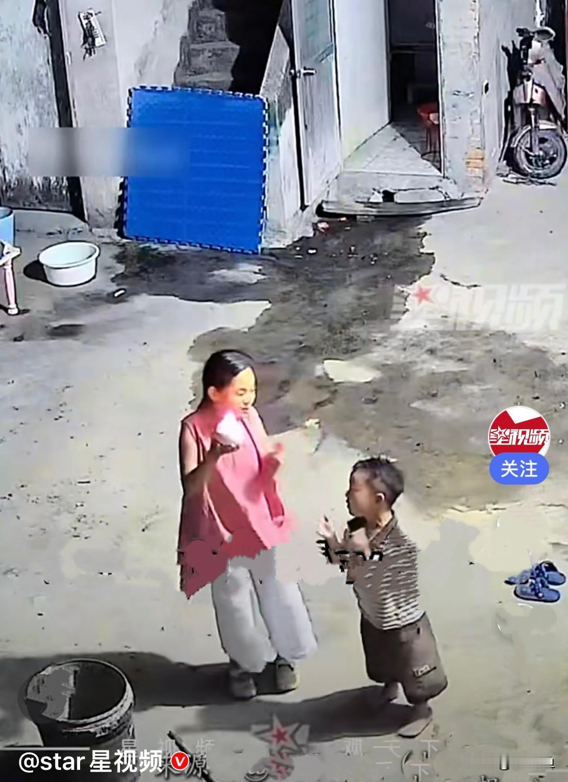 河南商丘有一对留守在家的姐弟俩，姐姐不过十岁出头，弟弟才三四岁的年纪。父母常年在