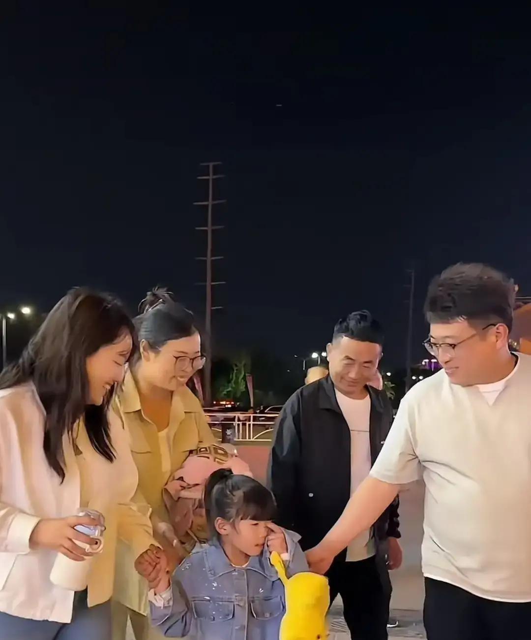 王东请超哥全家下馆子，我隔着屏幕都闻到羊蝎子香。
超哥筷子没动先放话，小瑞受过伤